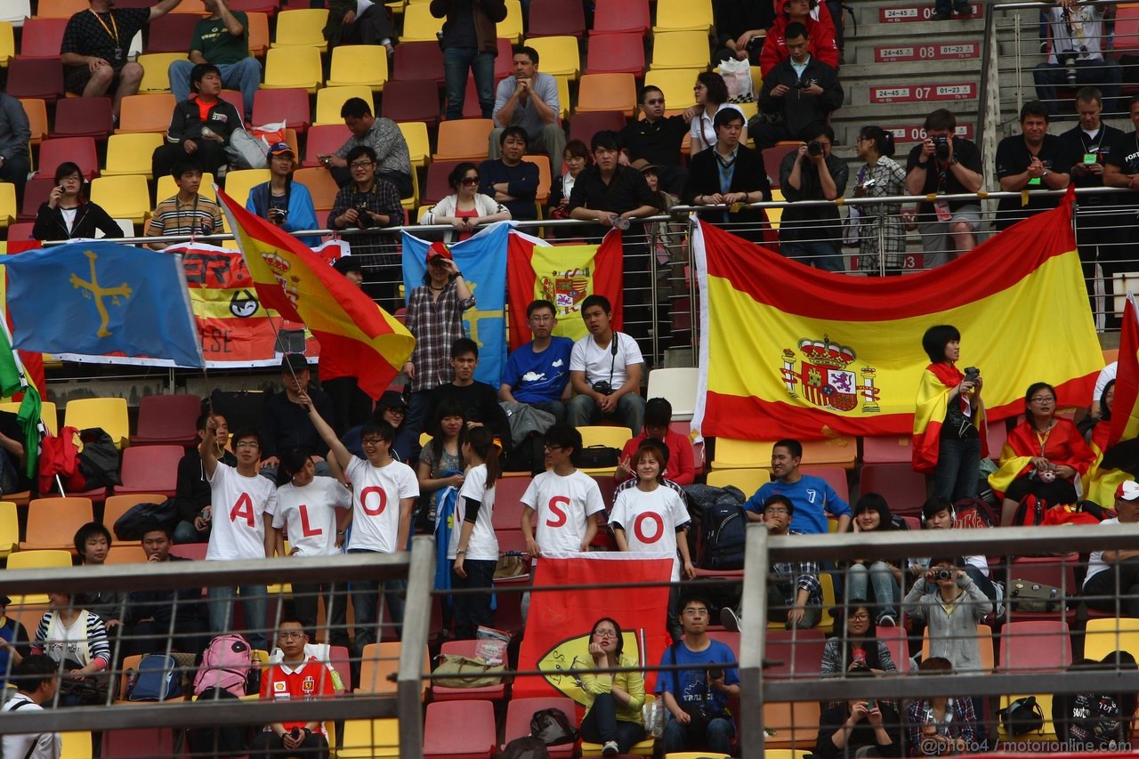 GP CINA, 15.04.2011- Prove Libere 2, Venerdi', fans of Fernando Alonso (ESP), Ferrari, F-150 Italia 