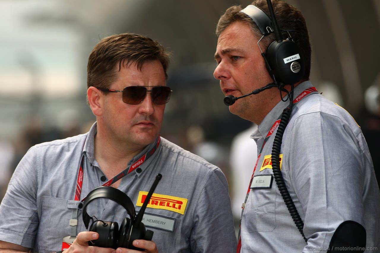 GP CINA, 15.04.2011- Prove Libere 2, Venerdi', Paul Hembery, Pirelli Motorspor Director e Mario Isola (ITA), Sporting Director Pirelli