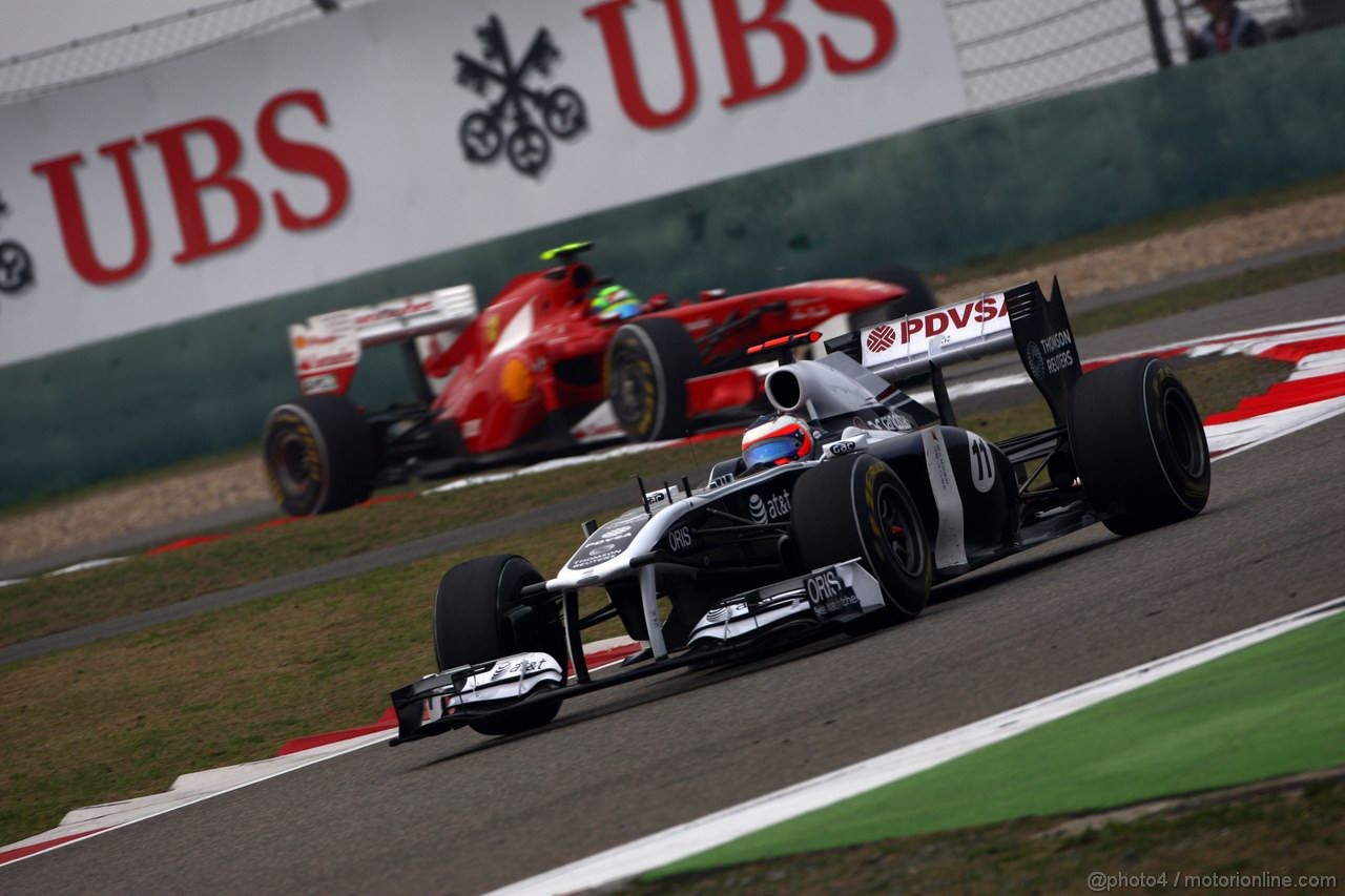 GP CINA, 15.04.2011- Prove Libere 2, Venerdi', Rubens Barrichello (BRA), Williams FW33 davanti a Felipe Massa (BRA), Ferrari, F-150 Italia 
