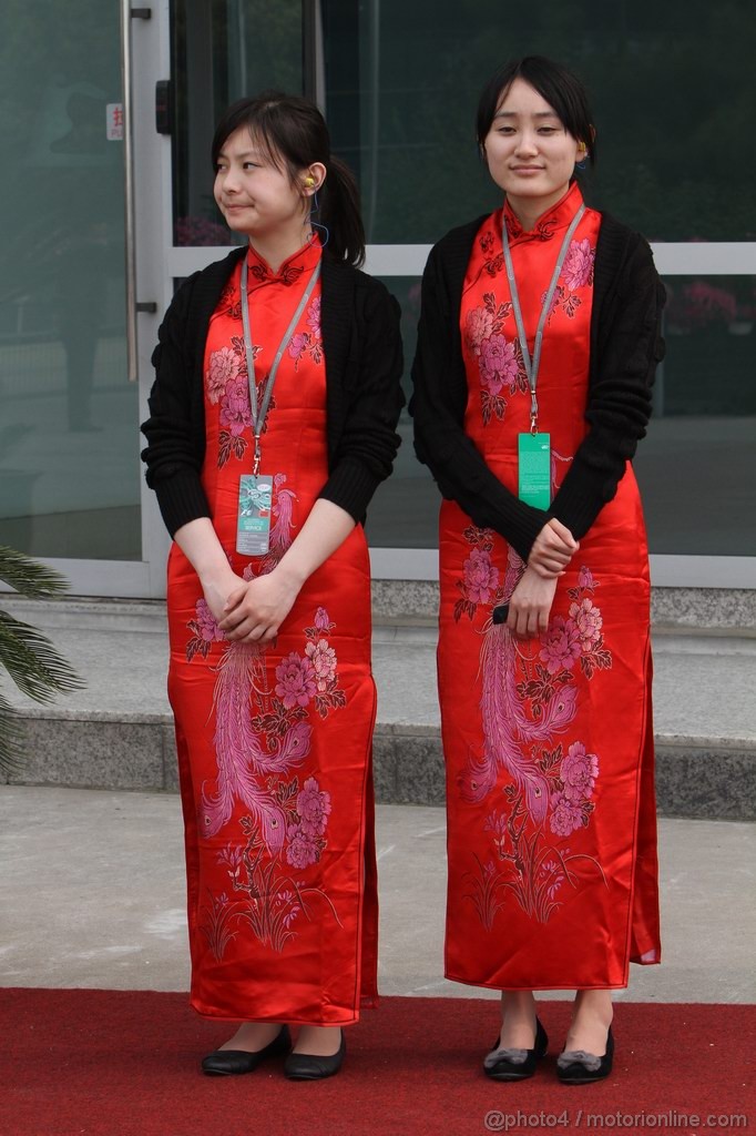 GP CINA, 15.04.2011- Prove Libere 2, Venerdi', Ragazzas in the paddock 