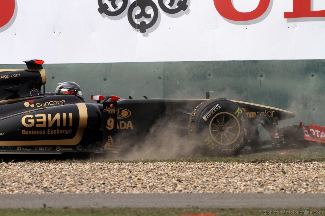 GP CINA, 15.04.2011- Prove Libere 2, Venerdi', Nick Heidfeld (GER) Lotus Renault GP R31 off track