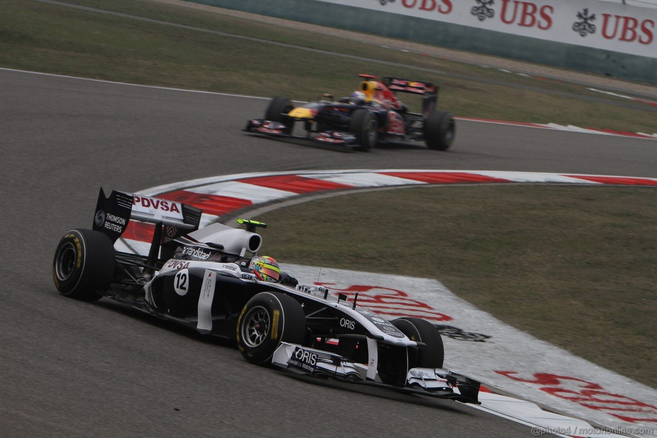 GP CINA, 15.04.2011- Prove Libere 2, Venerdi', Pastor Maldonado (VEN), Williams FW33 davanti a Sebastian Vettel (GER), Red Bull Racing, RB7