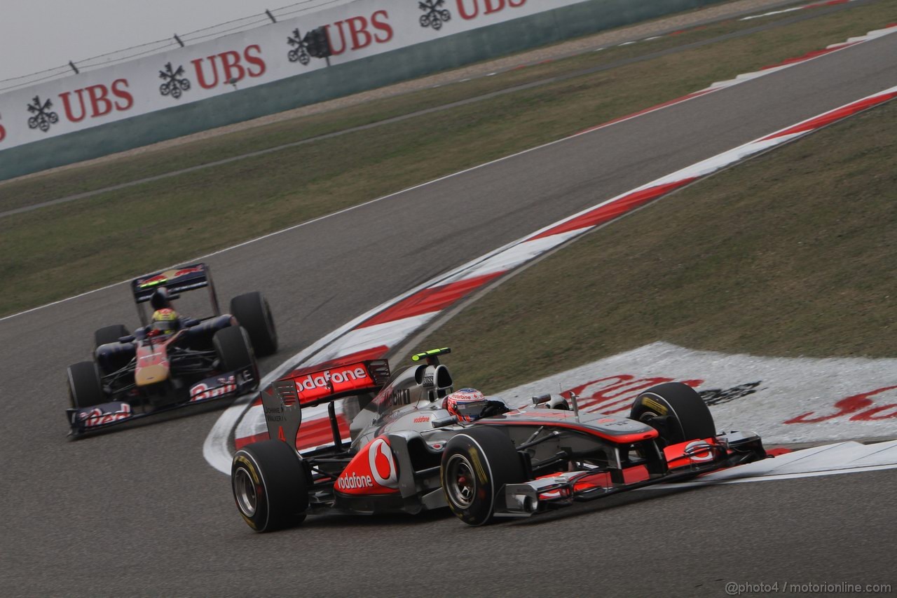 GP CINA, 15.04.2011- Prove Libere 2, Venerdi', Jenson Button (GBR), McLaren Mercedes, MP4-26 davanti a Jaime Alguersuari (SPA), Scuderia Toro Rosso, STR6