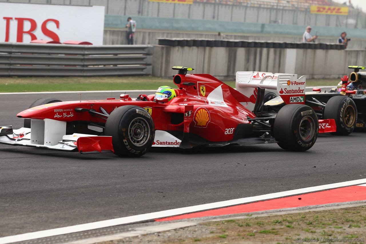 GP CINA, 15.04.2011- Prove Libere 2, Venerdi', Vitaly Petrov (RUS), Lotus Renault GP, R31 bothered with Felipe Massa (BRA), Ferrari, F-150 Italia 