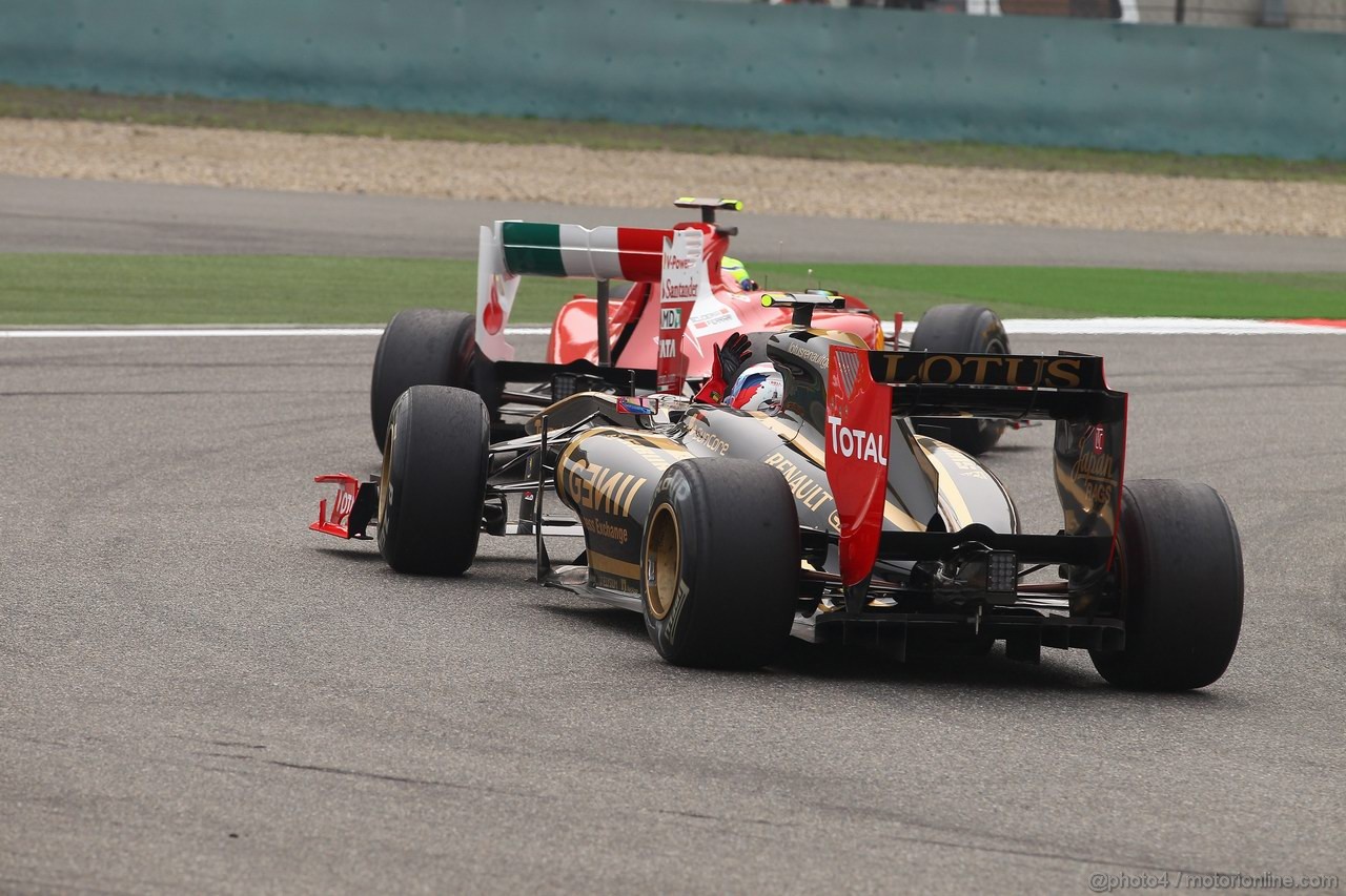 GP CINA, 15.04.2011- Prove Libere 2, Venerdi', Vitaly Petrov (RUS), Lotus Renault GP, R31 bothered with Felipe Massa (BRA), Ferrari, F-150 Italia 