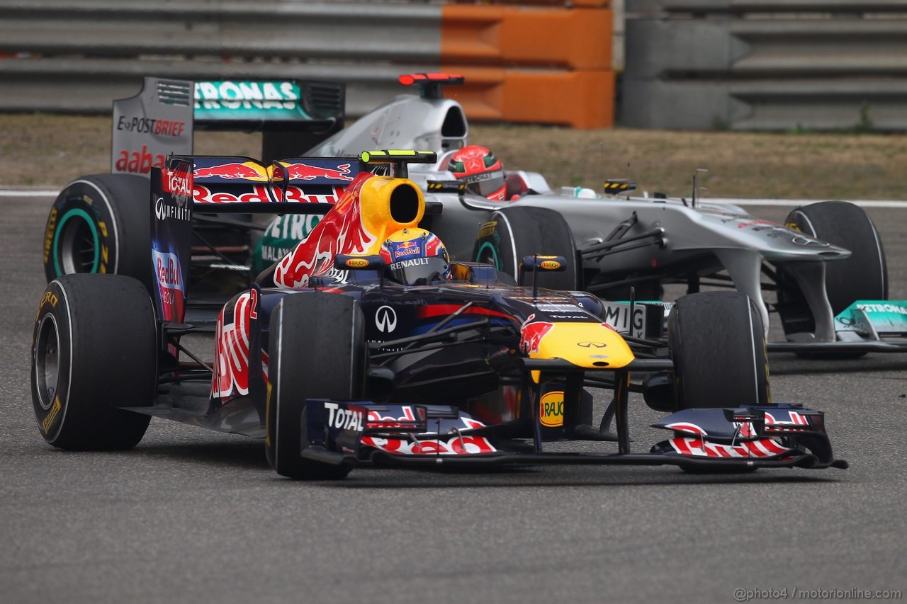 GP CINA, 15.04.2011- Prove Libere 2, Venerdi', Mark Webber (AUS), Red Bull Racing, RB7 e Michael Schumacher (GER), Mercedes GP Petronas F1 Team, MGP W02 