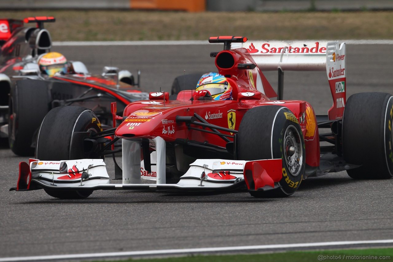 GP CINA, 15.04.2011- Prove Libere 2, Venerdi', Fernando Alonso (ESP), Ferrari, F-150 Italia davanti a Lewis Hamilton (GBR), McLaren  Mercedes, MP4-26 