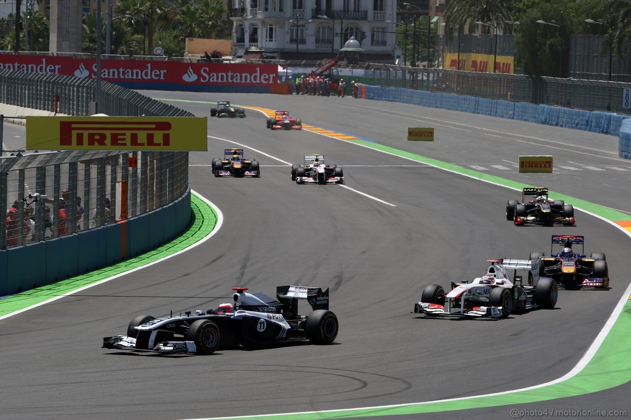 GP EUROPA, 26.06.2011- Gara, Rubens Barrichello (BRA), Williams FW33 davanti a Kamui Kobayashi (JAP), Sauber F1 Team C30 