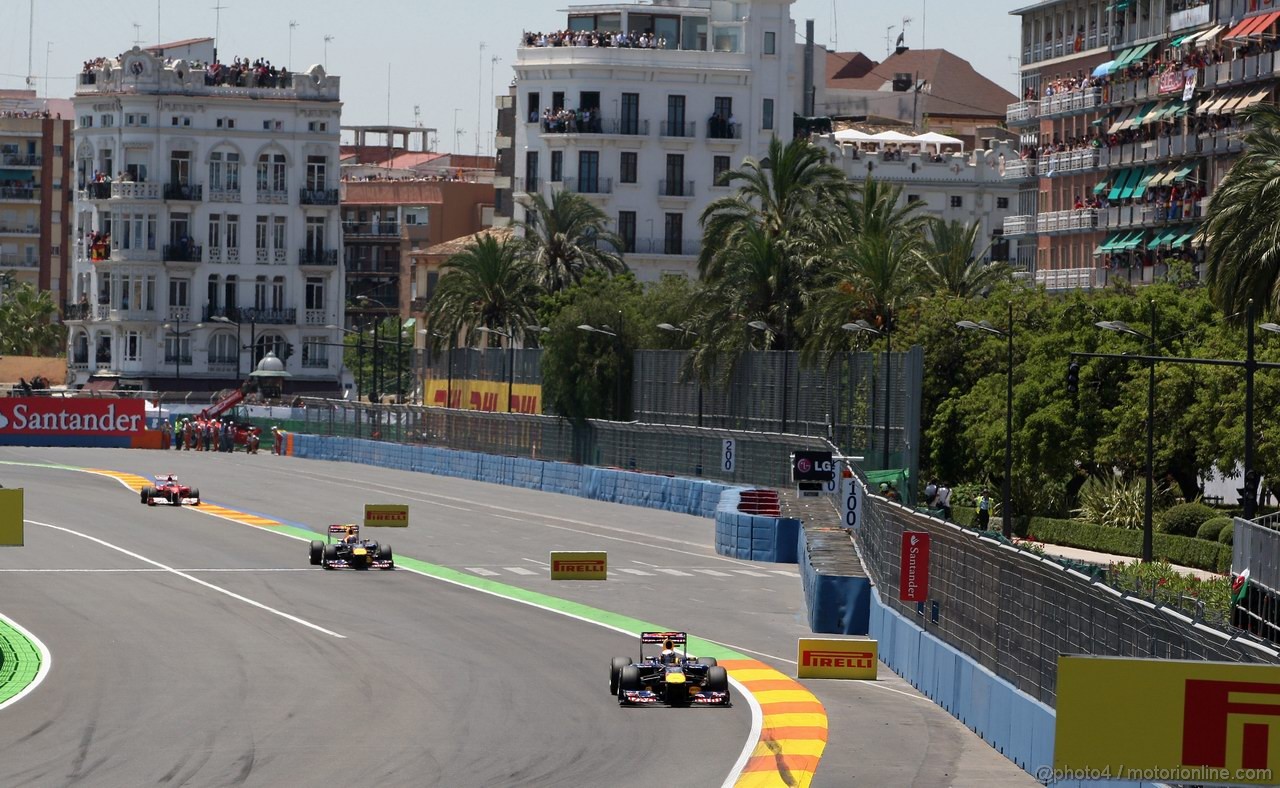 GP EUROPA, 26.06.2011- Gara, Sebastian Vettel (GER), Red Bull Racing, RB7 davanti a Mark Webber (AUS), Red Bull Racing, RB7 e Fernando Alonso (ESP), Ferrari, F-150 Italia 