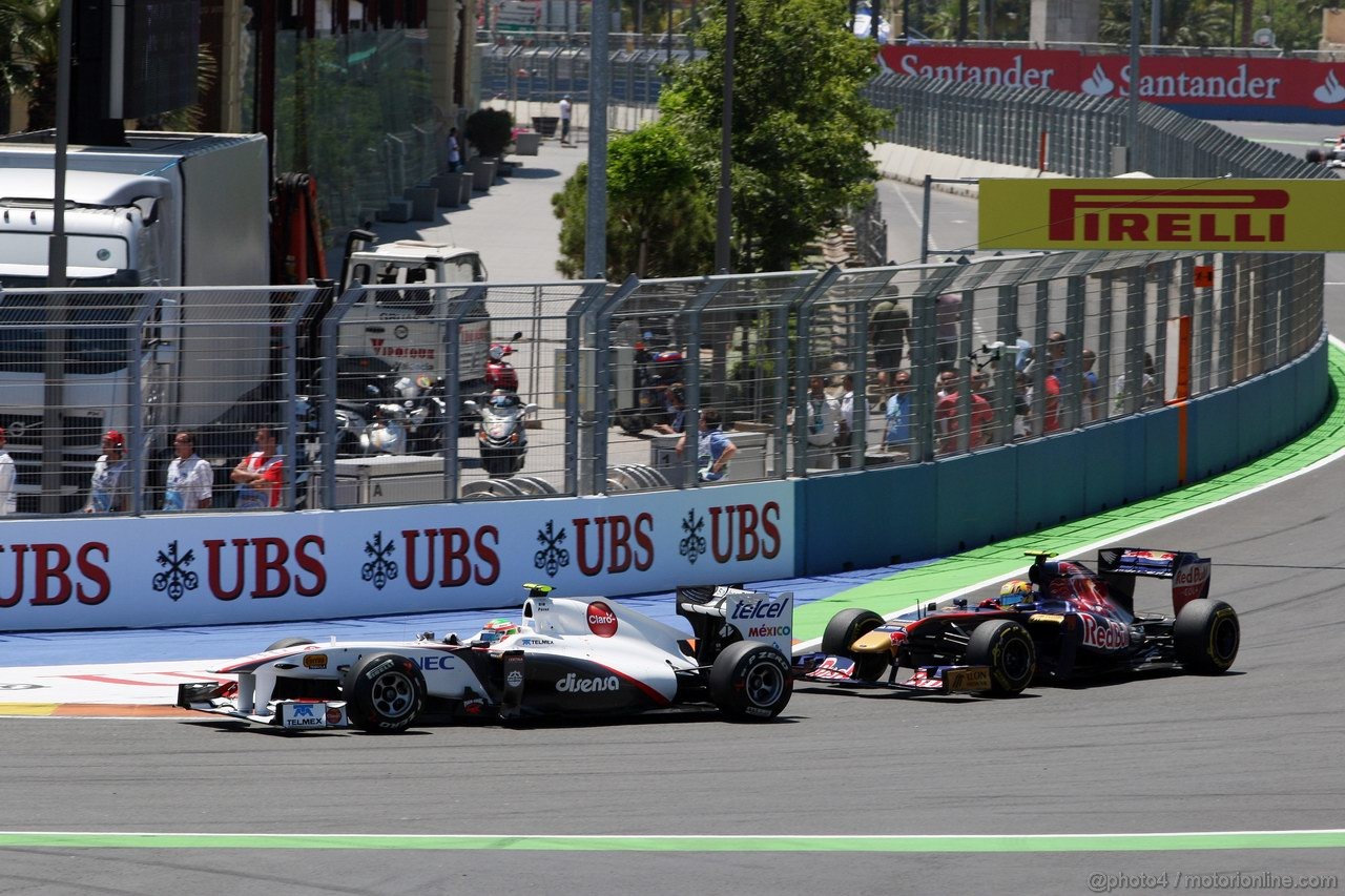 GP EUROPA, 26.06.2011- Gara, Sergio Pérez (MEX), Sauber F1 Team C30 davanti a Jaime Alguersuari (SPA), Scuderia Toro Rosso, STR6 