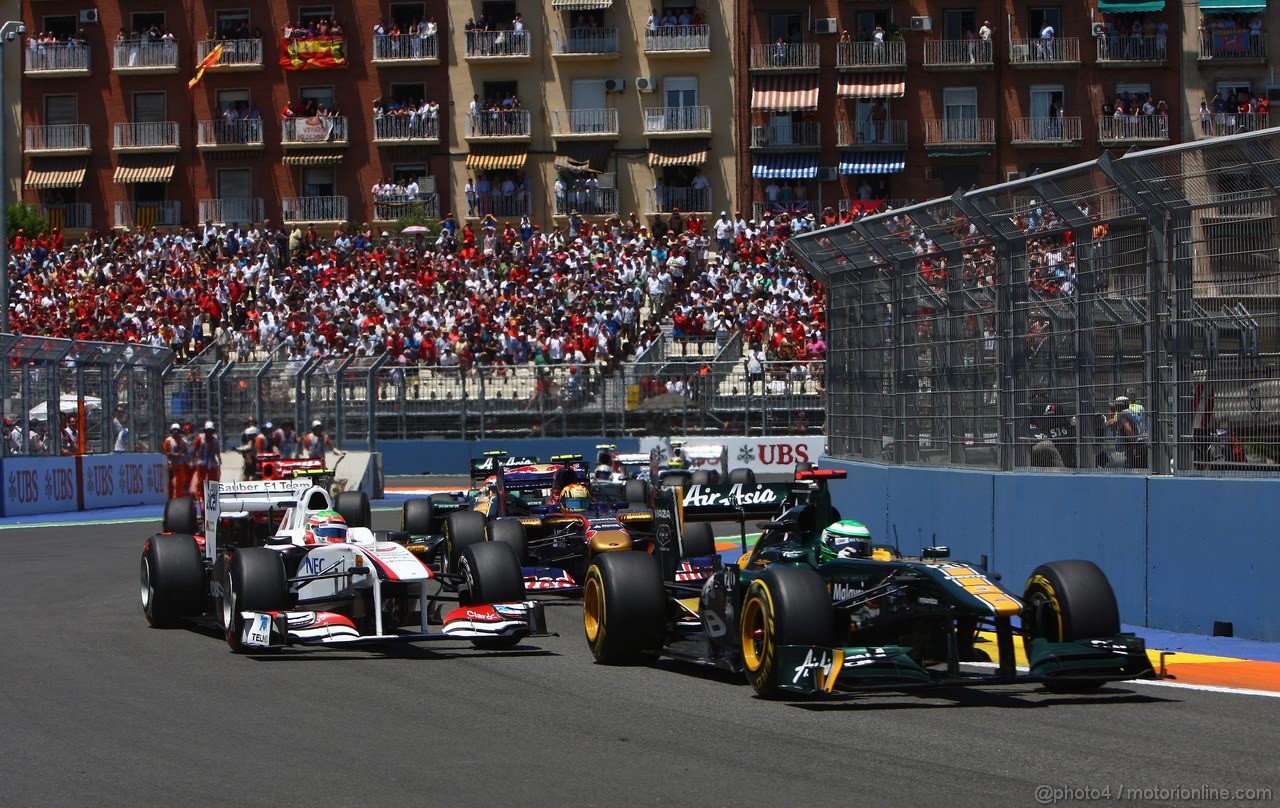 GP EUROPA, 26.06.2011- Gara, Heikki Kovalainen (FIN), Team Lotus, TL11 davanti a Sergio Pérez (MEX), Sauber F1 Team C30 