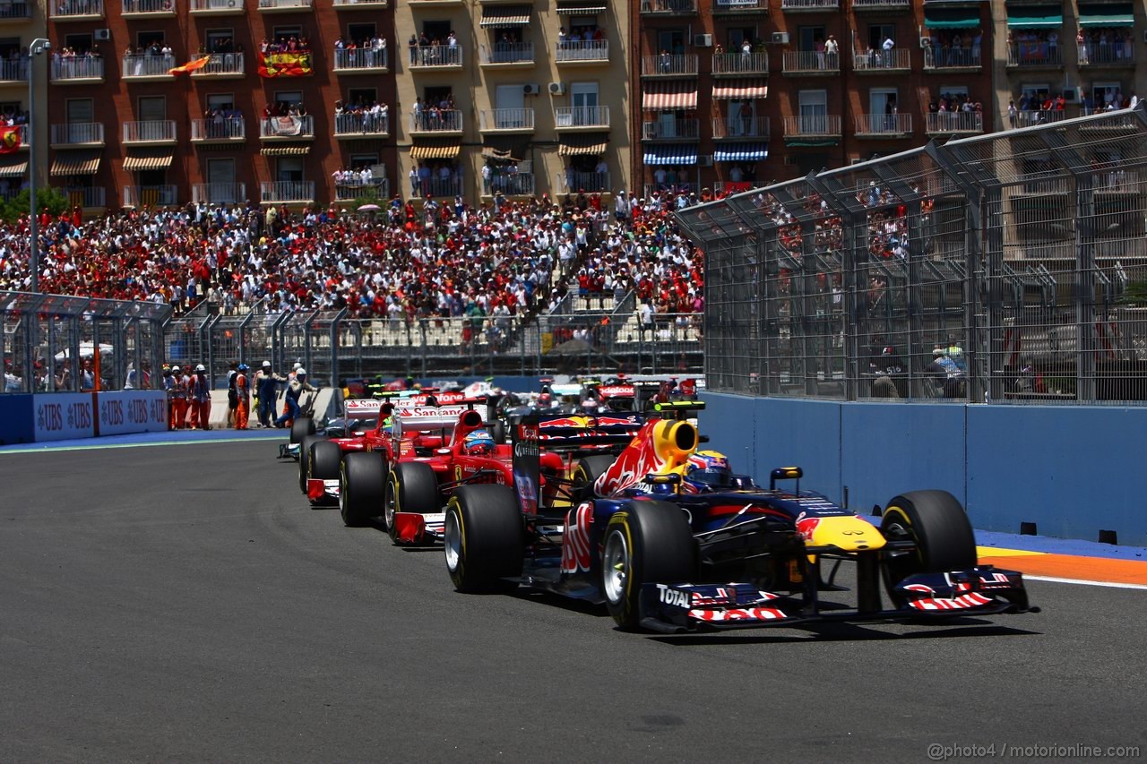 GP EUROPA, 26.06.2011- Gara, Mark Webber (AUS), Red Bull Racing, RB7 davanti a Fernando Alonso (ESP), Ferrari, F-150 Italia 