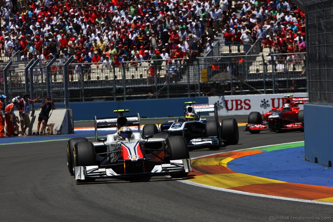 GP EUROPA, 26.06.2011- Gara, Vitantonio Liuzzi (ITA), Hispania Racing F1 Team, HRT  davanti a Pastor Maldonado (VEN), Williams FW33 