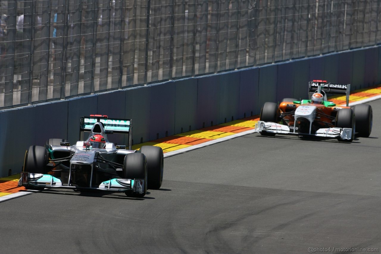 GP EUROPA, 26.06.2011- Gara, Michael Schumacher (GER), Mercedes GP Petronas F1 Team, MGP W02 davanti a Adrian Sutil (GER), Force India F1 Team, VJM04 