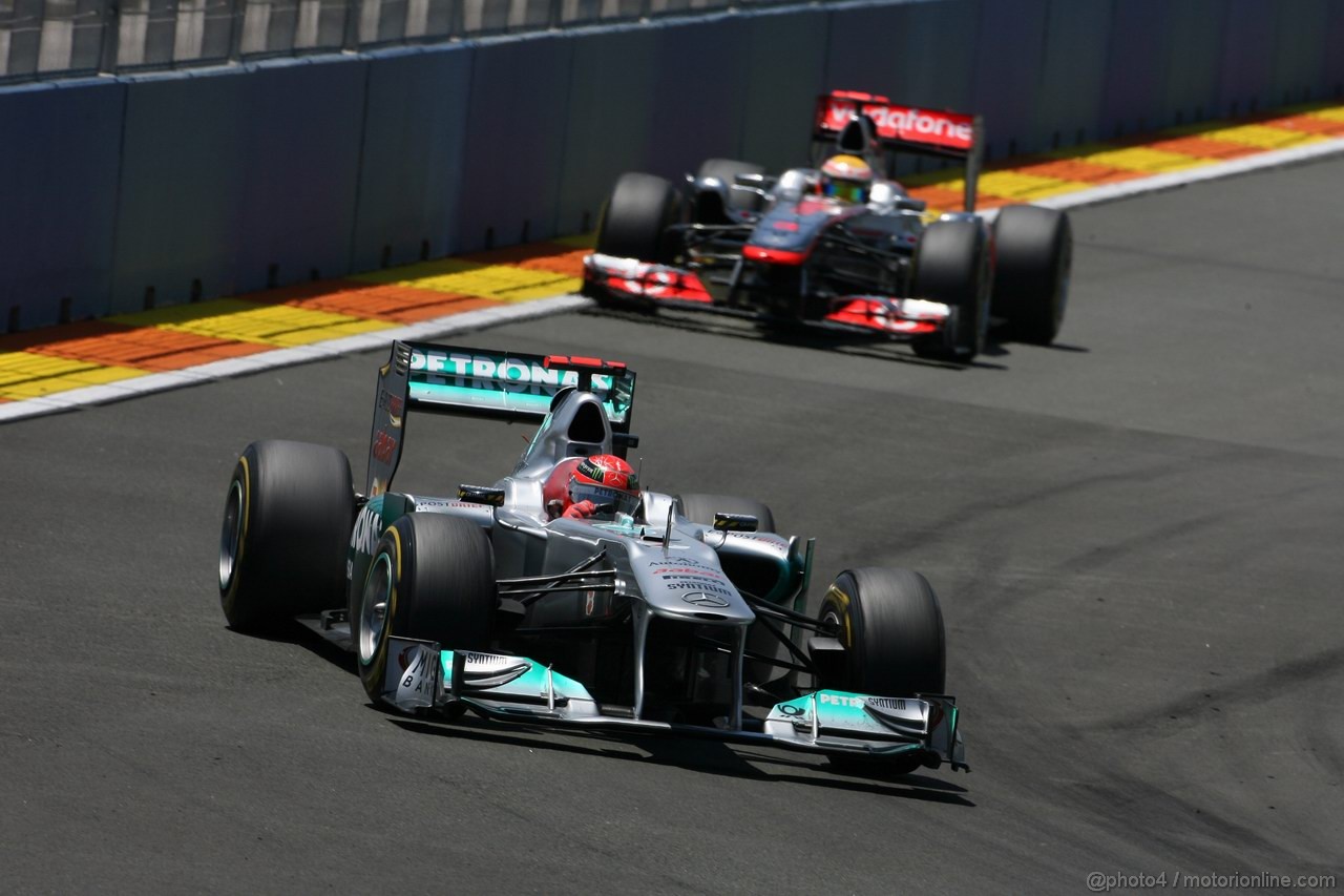 GP EUROPA, 26.06.2011- Gara, Michael Schumacher (GER), Mercedes GP Petronas F1 Team, MGP W02 davanti a Lewis Hamilton (GBR), McLaren  Mercedes, MP4-26 