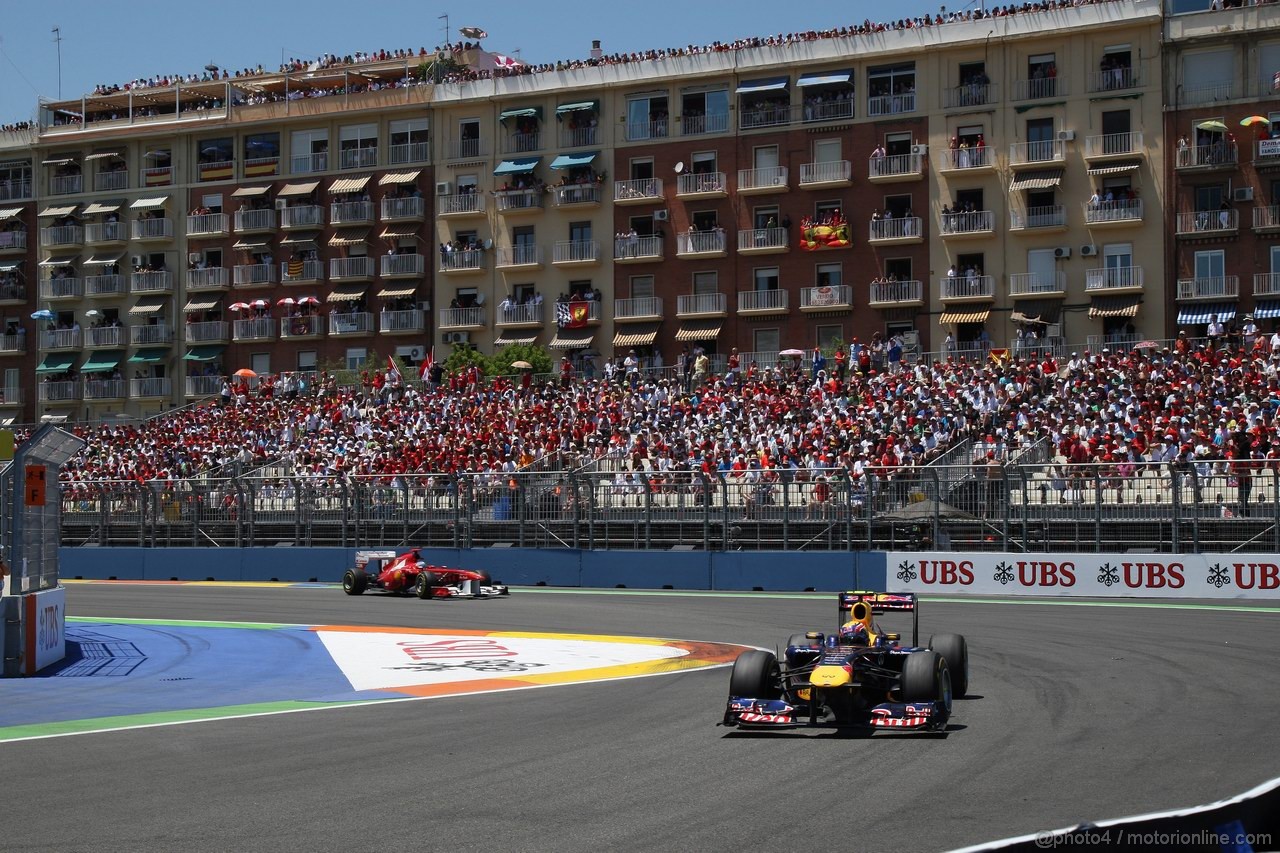 GP EUROPA, 26.06.2011- Gara, Mark Webber (AUS), Red Bull Racing, RB7 davanti a Fernando Alonso (ESP), Ferrari, F-150 Italia 