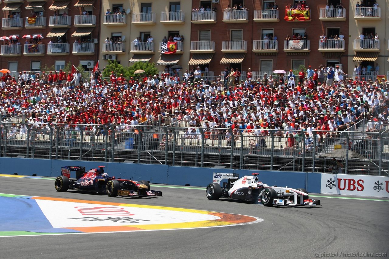 GP EUROPA, 26.06.2011- Gara, Sébastien Buemi (SUI), Scuderia Toro Rosso, STR6 e Kamui Kobayashi (JAP), Sauber F1 Team C30 