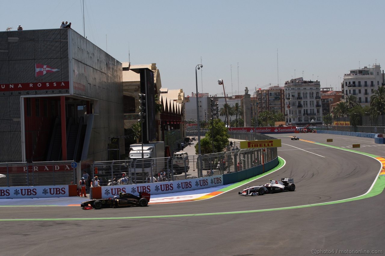 GP EUROPA, 26.06.2011- Gara, Vitaly Petrov (RUS), Lotus Renault GP, R31 e Sergio Pérez (MEX), Sauber F1 Team C30 