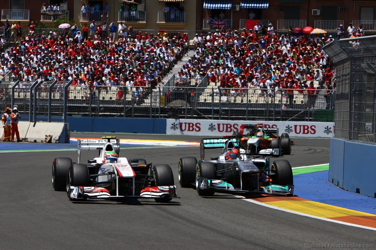 GP EUROPA, 26.06.2011- Gara, Sergio Pérez (MEX), Sauber F1 Team C30 e Michael Schumacher (GER), Mercedes GP Petronas F1 Team, MGP W02 