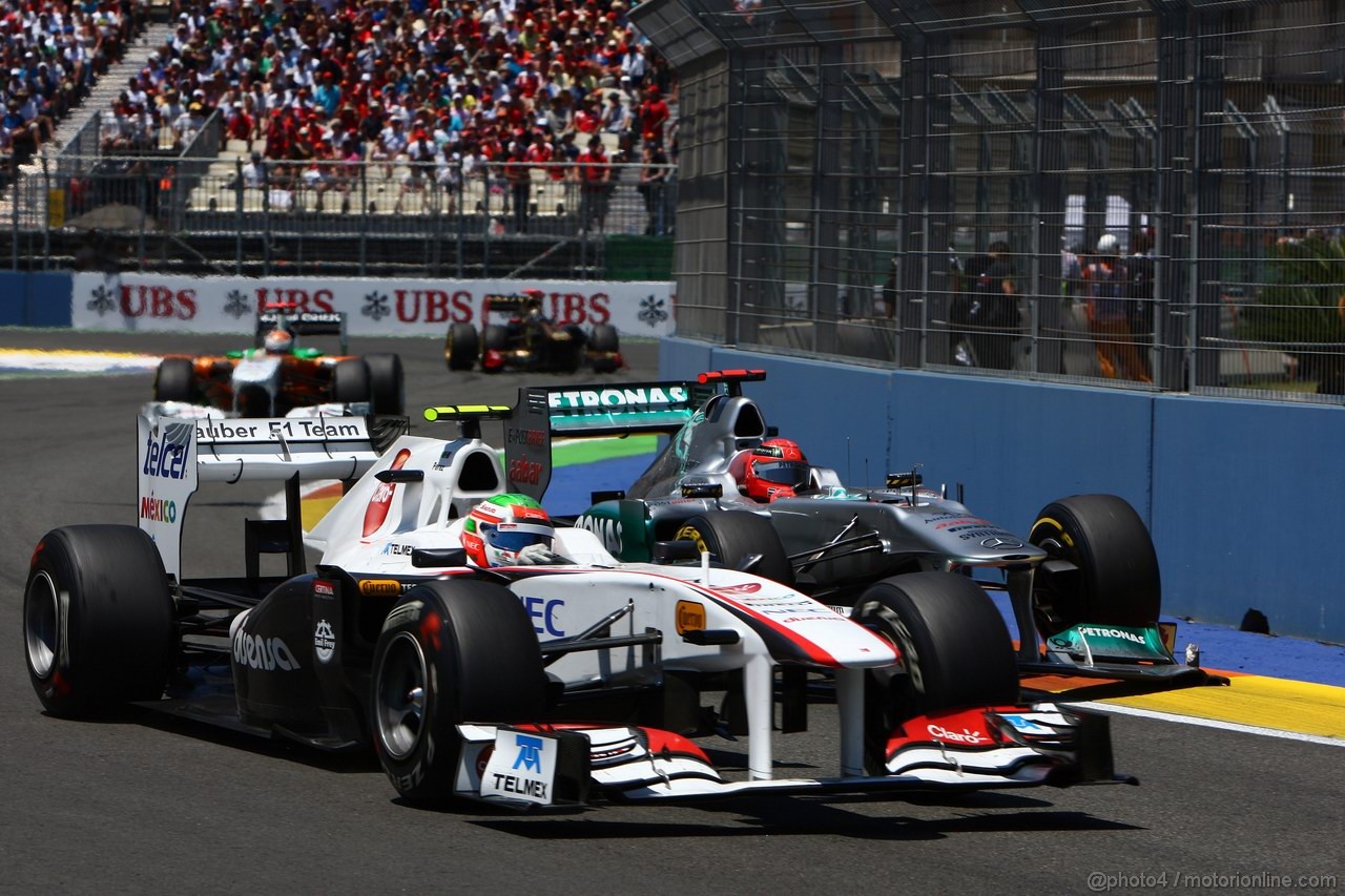 GP EUROPA, 26.06.2011- Gara, Sergio Pérez (MEX), Sauber F1 Team C30 e Michael Schumacher (GER), Mercedes GP Petronas F1 Team, MGP W02 