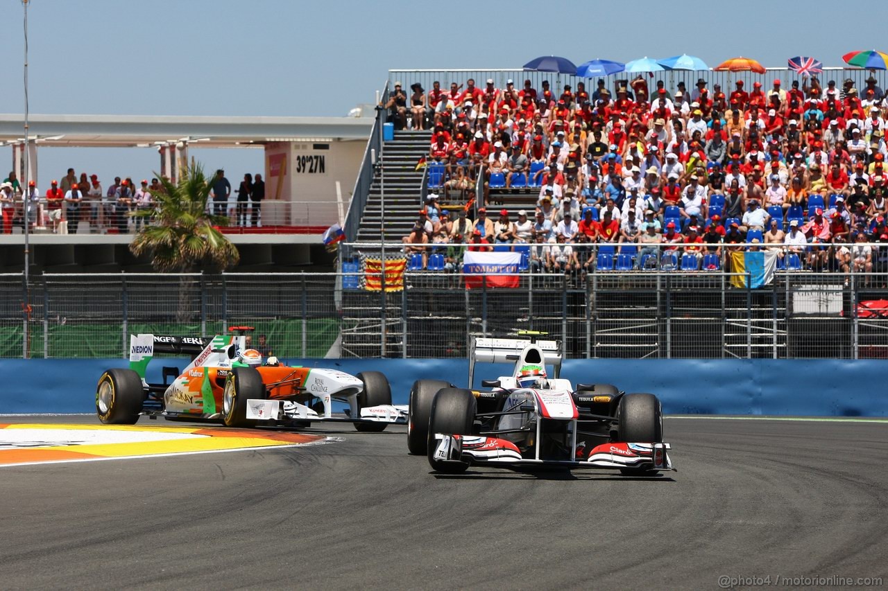 GP EUROPA, 26.06.2011- Gara, Sergio Pérez (MEX), Sauber F1 Team C30 davanti a Adrian Sutil (GER), Force India F1 Team, VJM04 