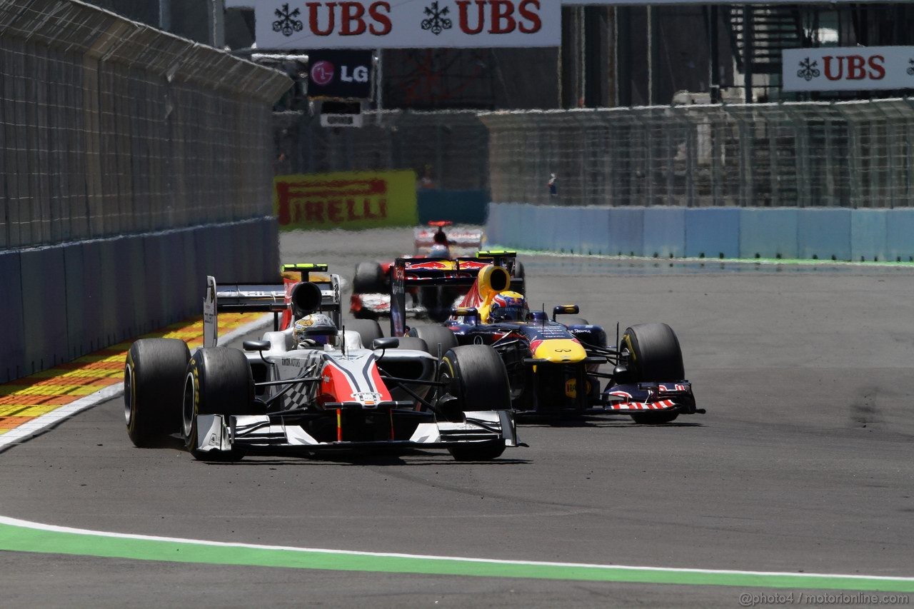 GP EUROPA, 26.06.2011- Gara, Vitantonio Liuzzi (ITA), Hispania Racing F1 Team, HRT  e Mark Webber (AUS), Red Bull Racing, RB7 