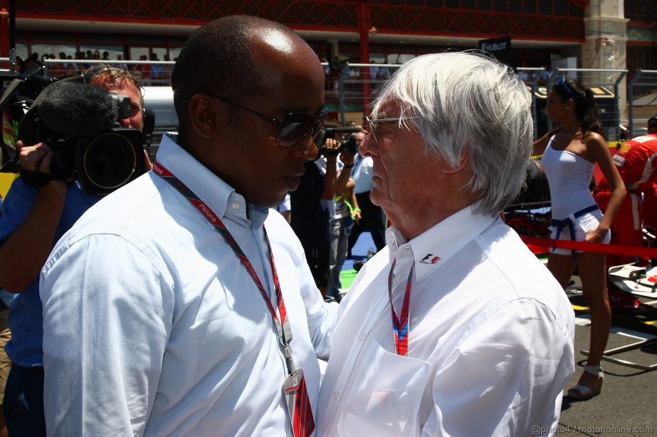 GP EUROPA, 26.06.2011- Gara, Anthony Hamilton (GBR), father of Lewis Hamilton(GBR) e Bernie Ecclestone (GBR), President e CEO of Formula One Management  