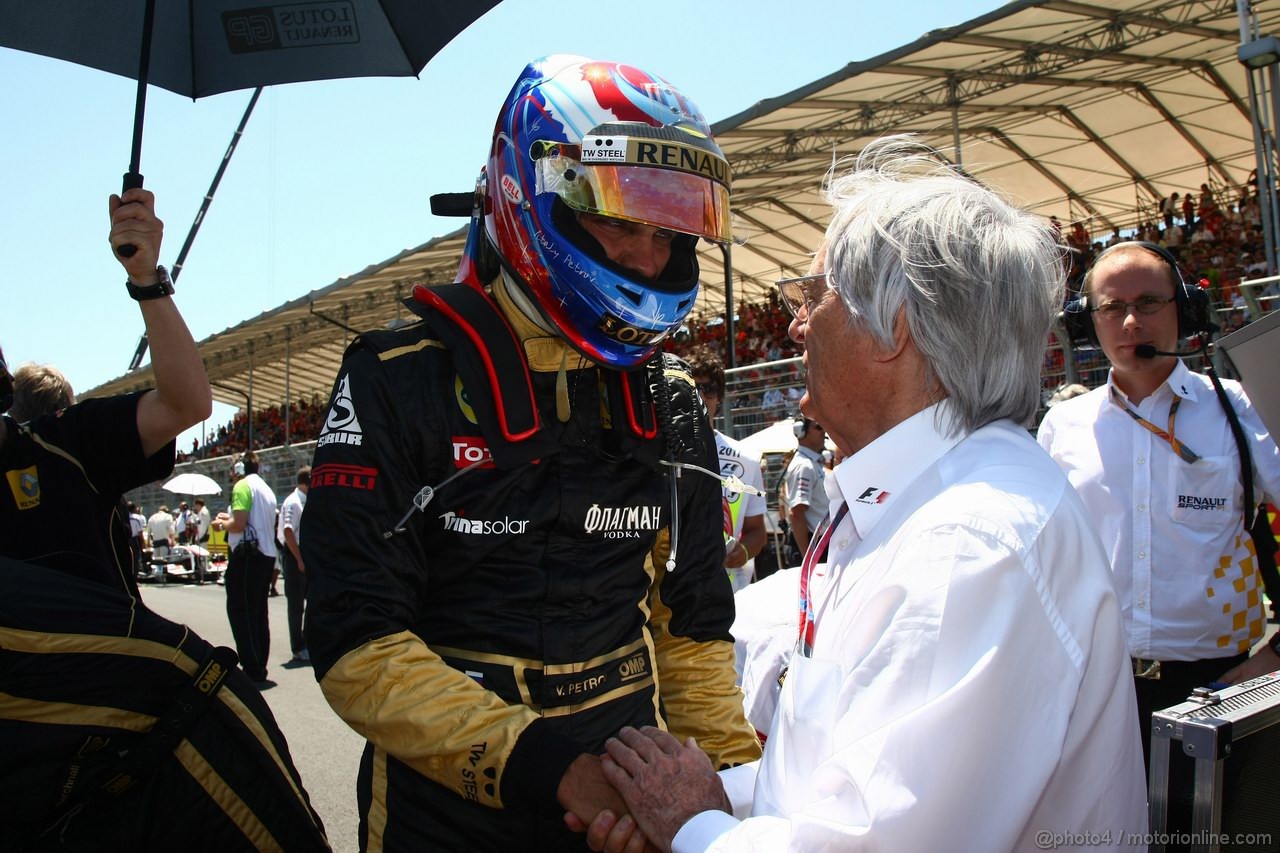 GP EUROPA, 26.06.2011- Gara, Vitaly Petrov (RUS), Lotus Renault GP, R31 e Bernie Ecclestone (GBR), President e CEO of Formula One Management  