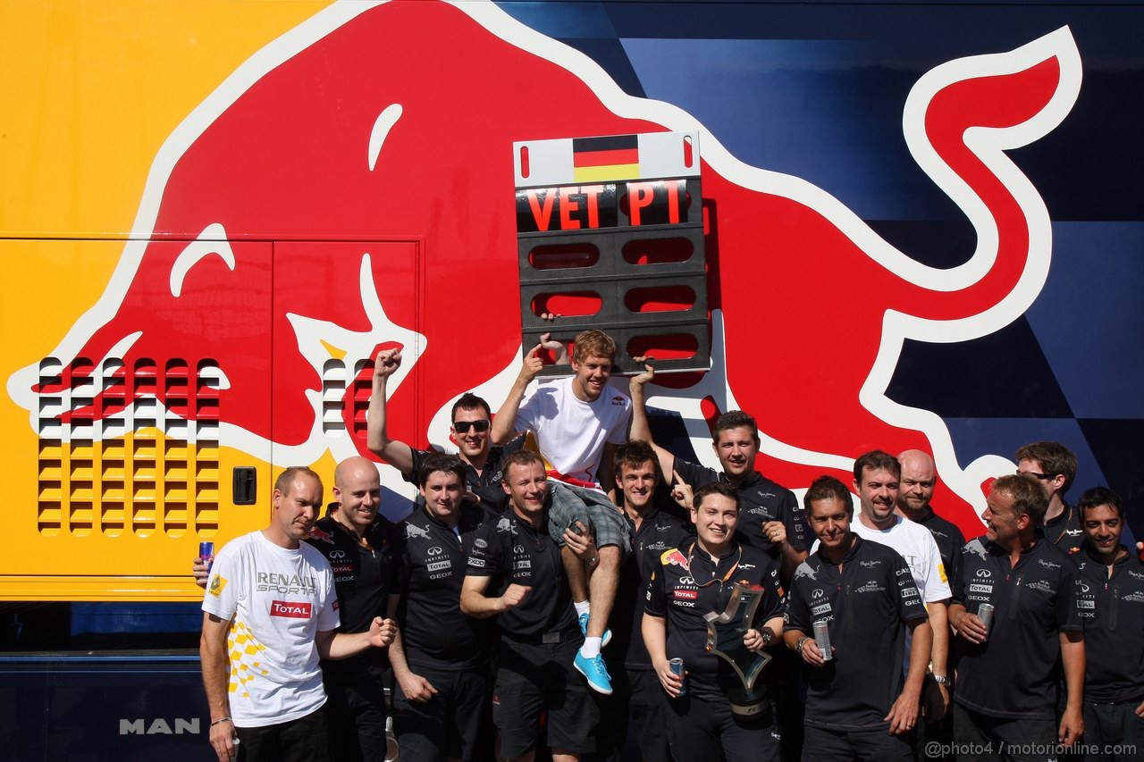 GP EUROPA, 26.06.2011- Festeggiamenti, Sebastian Vettel (GER), Red Bull Racing, RB7 vincitore 