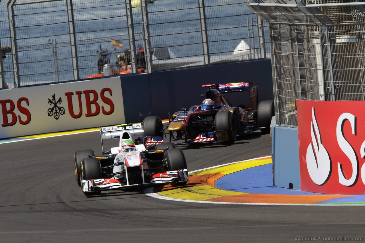 GP EUROPA, 25.06.2011- Prove Libere 3, Sabato, Sergio Pérez (MEX), Sauber F1 Team C30 davanti a Sébastien Buemi (SUI), Scuderia Toro Rosso, STR6 