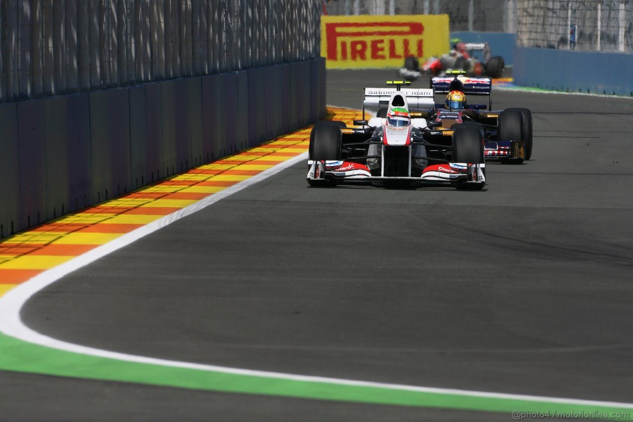 GP EUROPA, 25.06.2011- Prove Libere 3, Sabato, Sergio Pérez (MEX), Sauber F1 Team C30 e Jaime Alguersuari (SPA), Scuderia Toro Rosso, STR6 f