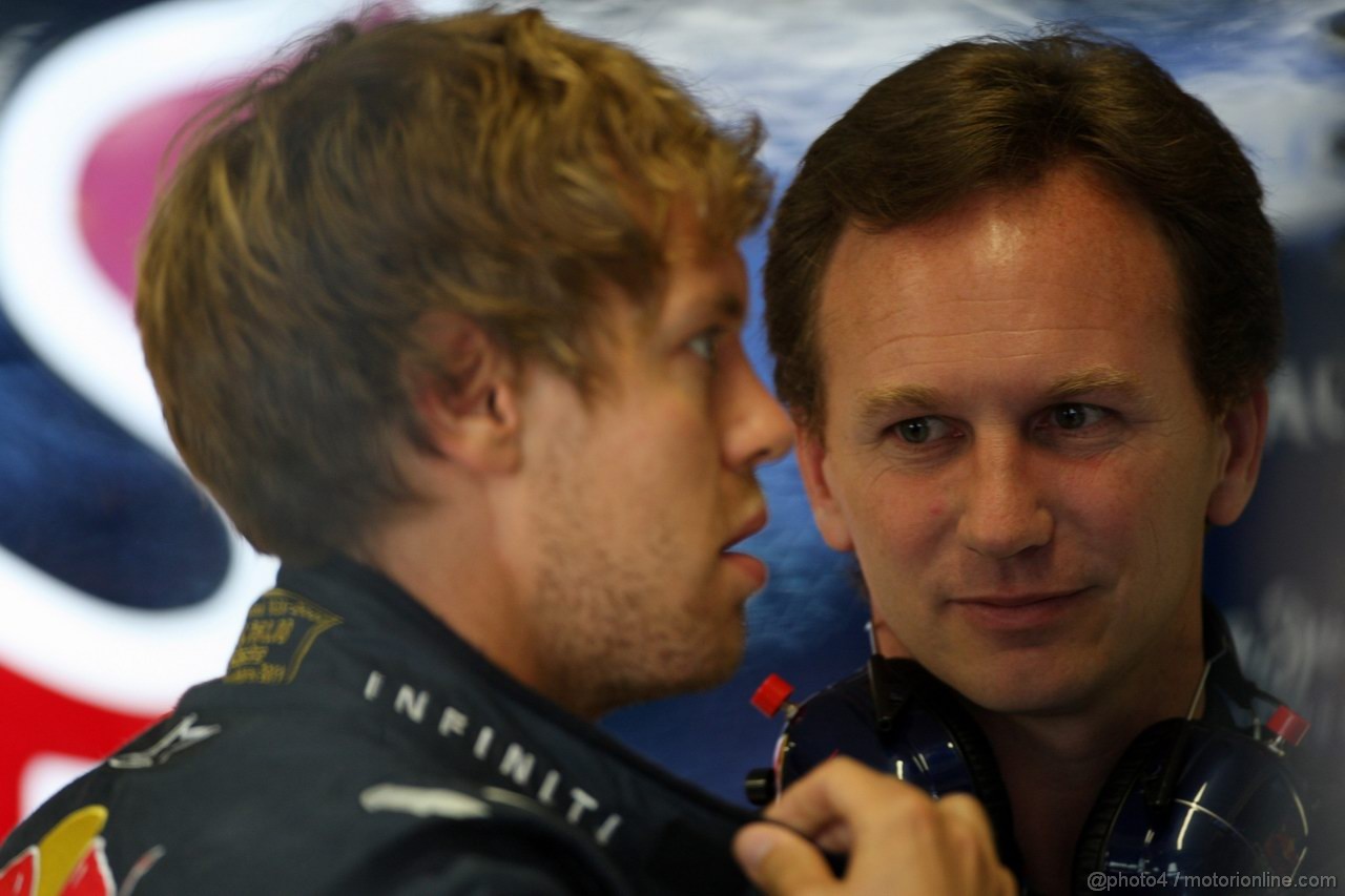 GP EUROPA, 25.06.2011- Prove Libere 3, Sabato, Sebastian Vettel (GER), Red Bull Racing, RB7 e Christian Horner (GBR), Red Bull Racing, Sporting Director 