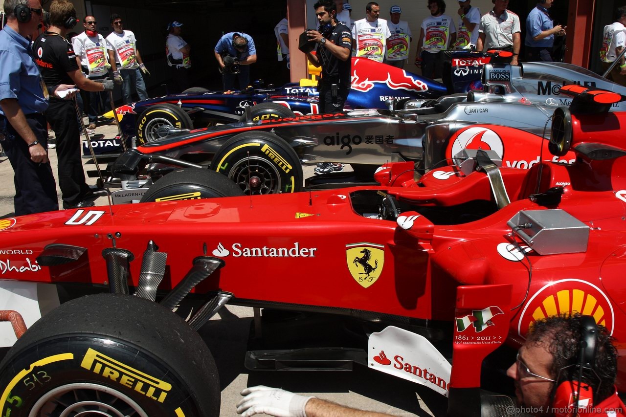 GP EUROPA, 25.06.2011- Qualifiche, Parc fermé, Fernando Alonso (ESP), Ferrari, F-150 Italia, Lewis Hamilton (GBR), McLaren  Mercedes, MP4-26 e Sebastian Vettel (GER), Red Bull Racing, RB7 