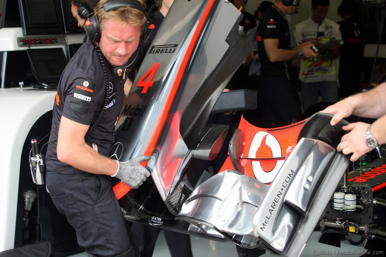 GP EUROPA, 24.06.2011- Prove Libere 1, Venerdi', Mechanics work on the car of Jenson Button (GBR), McLaren  Mercedes, MP4-26 