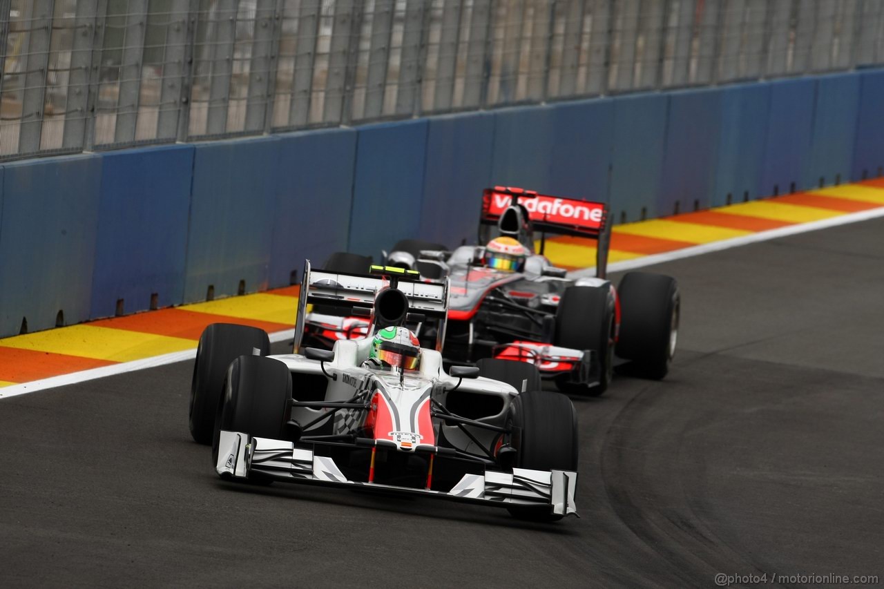 GP EUROPA, 24.06.2011- Prove Libere 1, Venerdi', Vitantonio Liuzzi (ITA), Hispania Racing F1 Team, HRT  e Lewis Hamilton (GBR), McLaren  Mercedes, MP4-26 