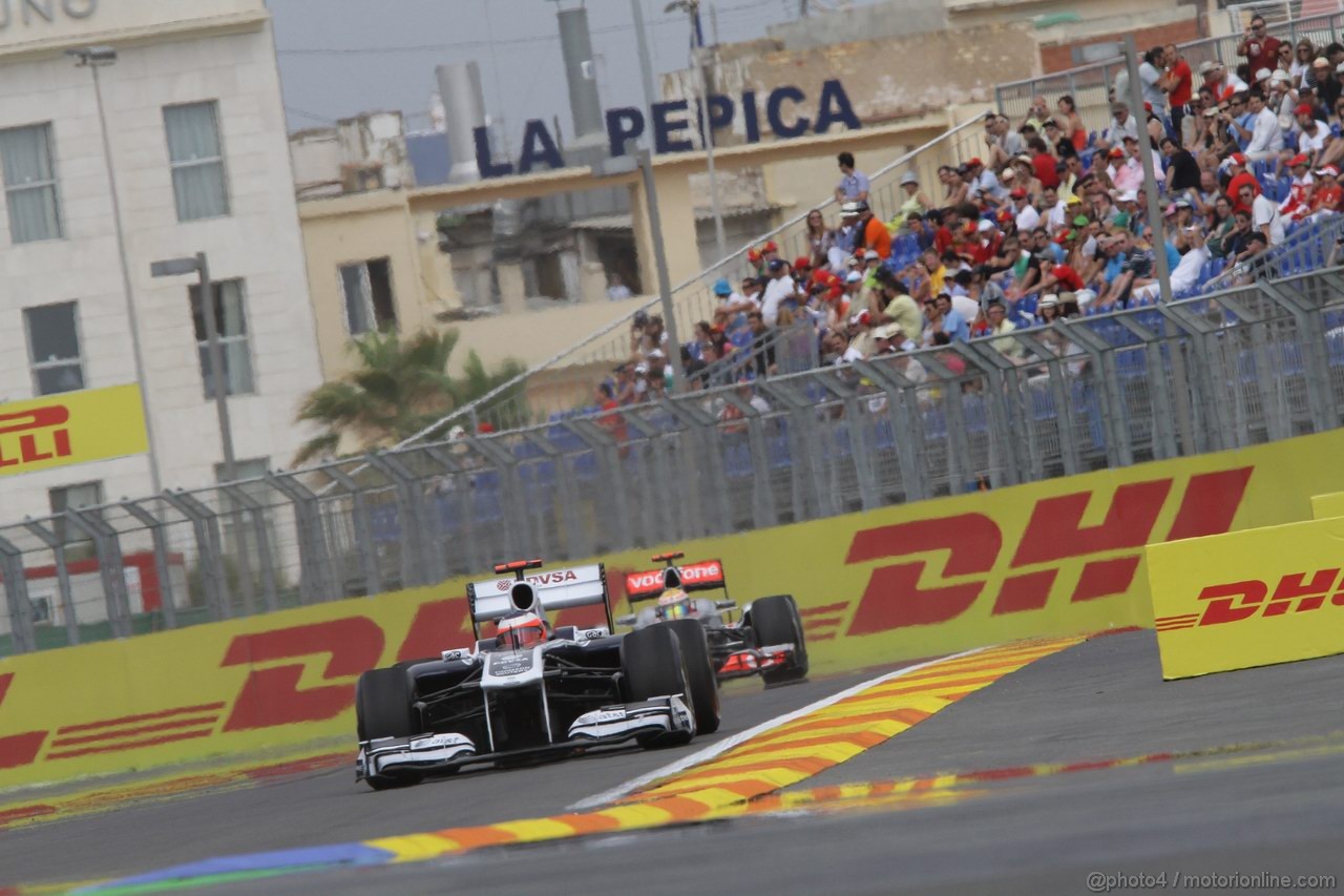 GP EUROPA, 24.06.2011- Prove Libere 1, Venerdi', Rubens Barrichello (BRA), Williams FW33 e Lewis Hamilton (GBR), McLaren  Mercedes, MP4-26 