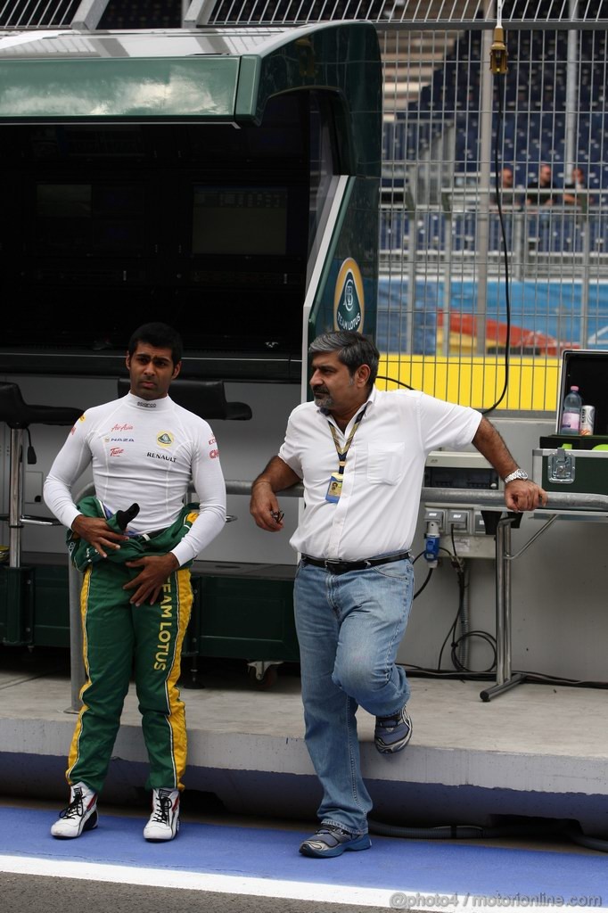 GP EUROPA, 24.06.2011- Prove Libere 1, Venerdi', Karun Chandhok (IND), Test Driver, Team Lotus, TL11  e his father