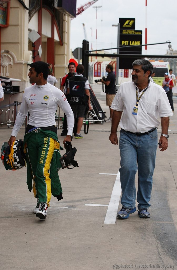 GP EUROPA, 24.06.2011- Prove Libere 1, Venerdi', Karun Chandhok (IND), Test Driver, Team Lotus, TL11  e his father