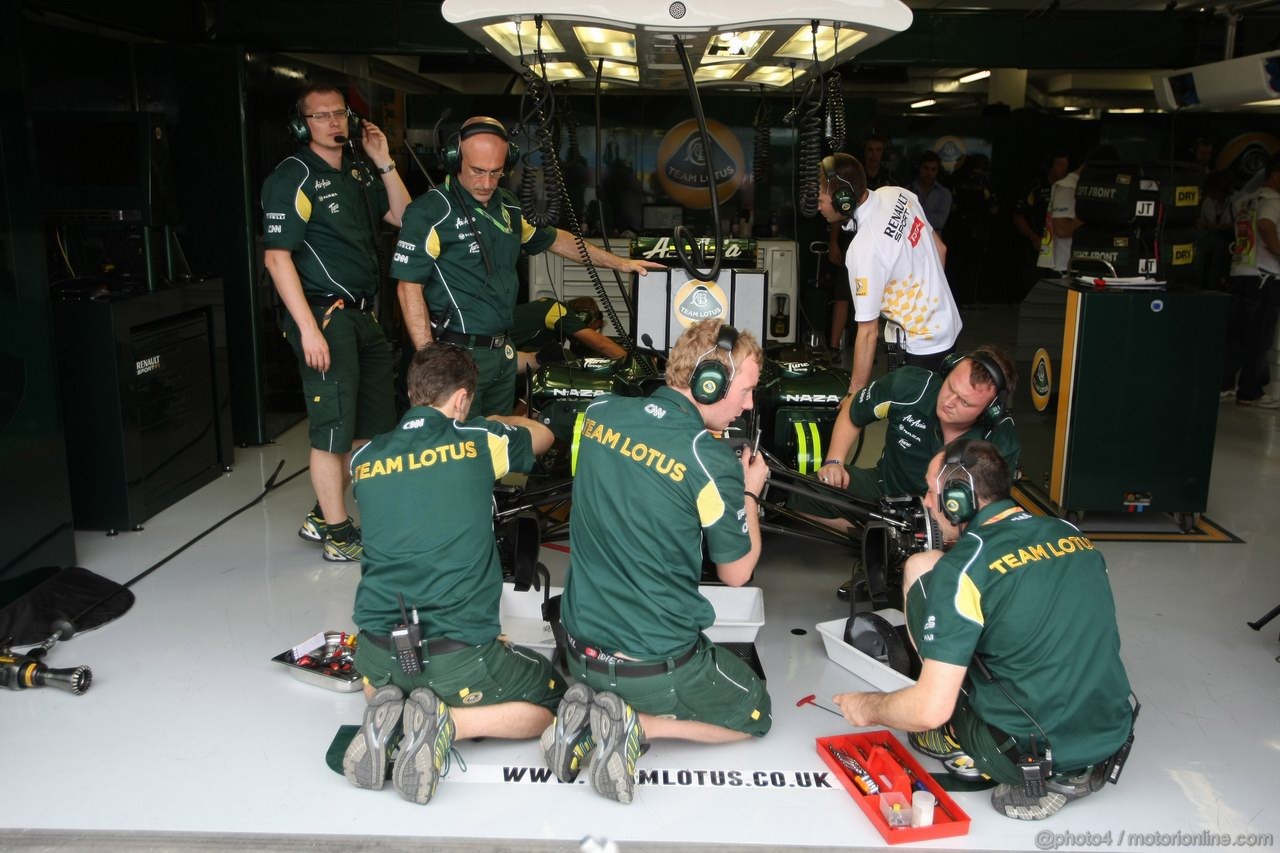 GP EUROPA, 24.06.2011- Prove Libere 2, Venerdi', Mechanics Team Lotus work on the car