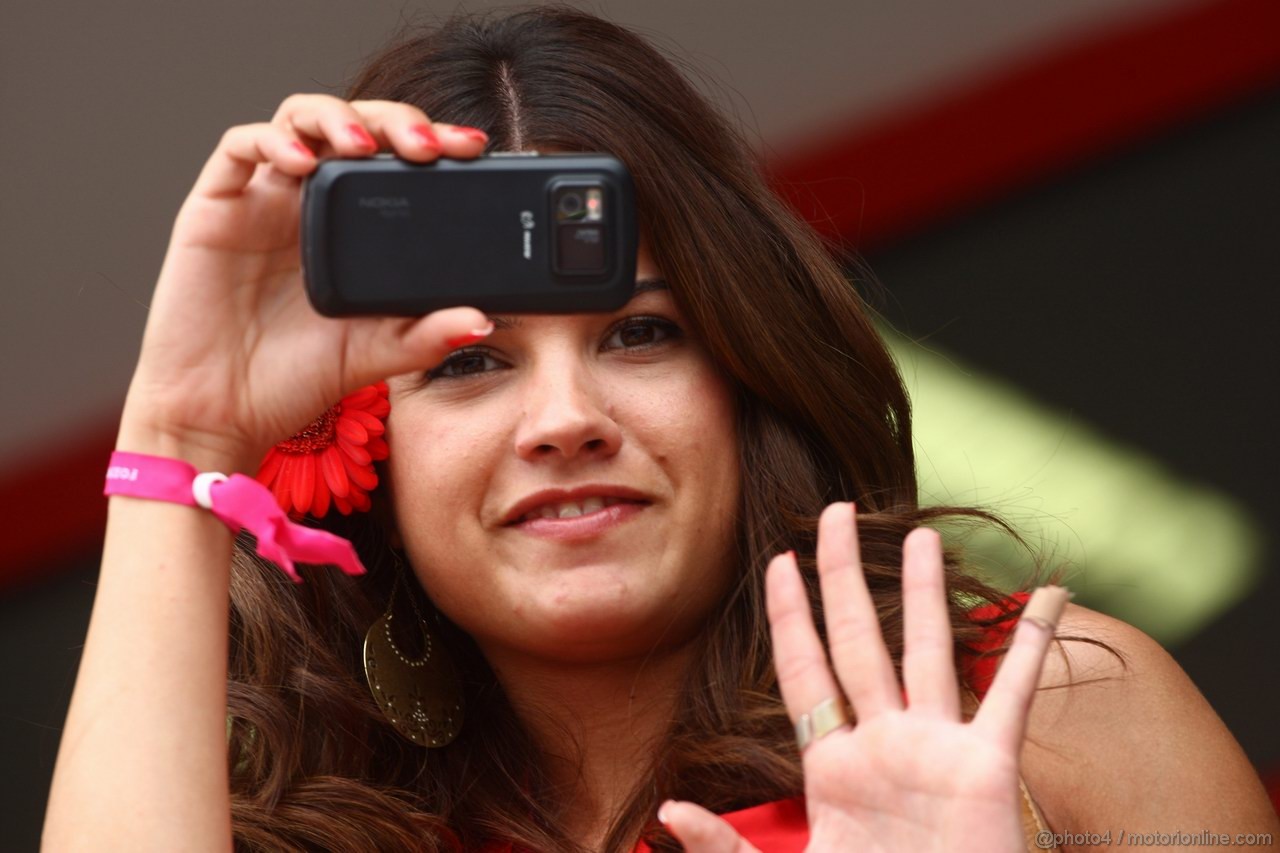 GP EUROPA, 24.06.2011- Prove Libere 2, Venerdi', ragazza nel paddock 