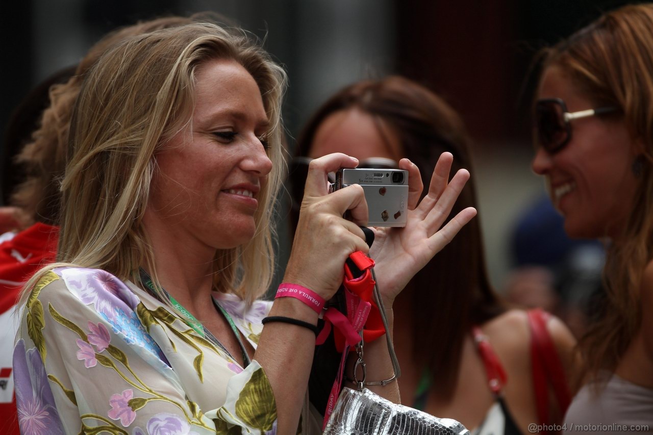 GP EUROPA, 24.06.2011- Prove Libere 2, Venerdi', ragazze nel paddock 