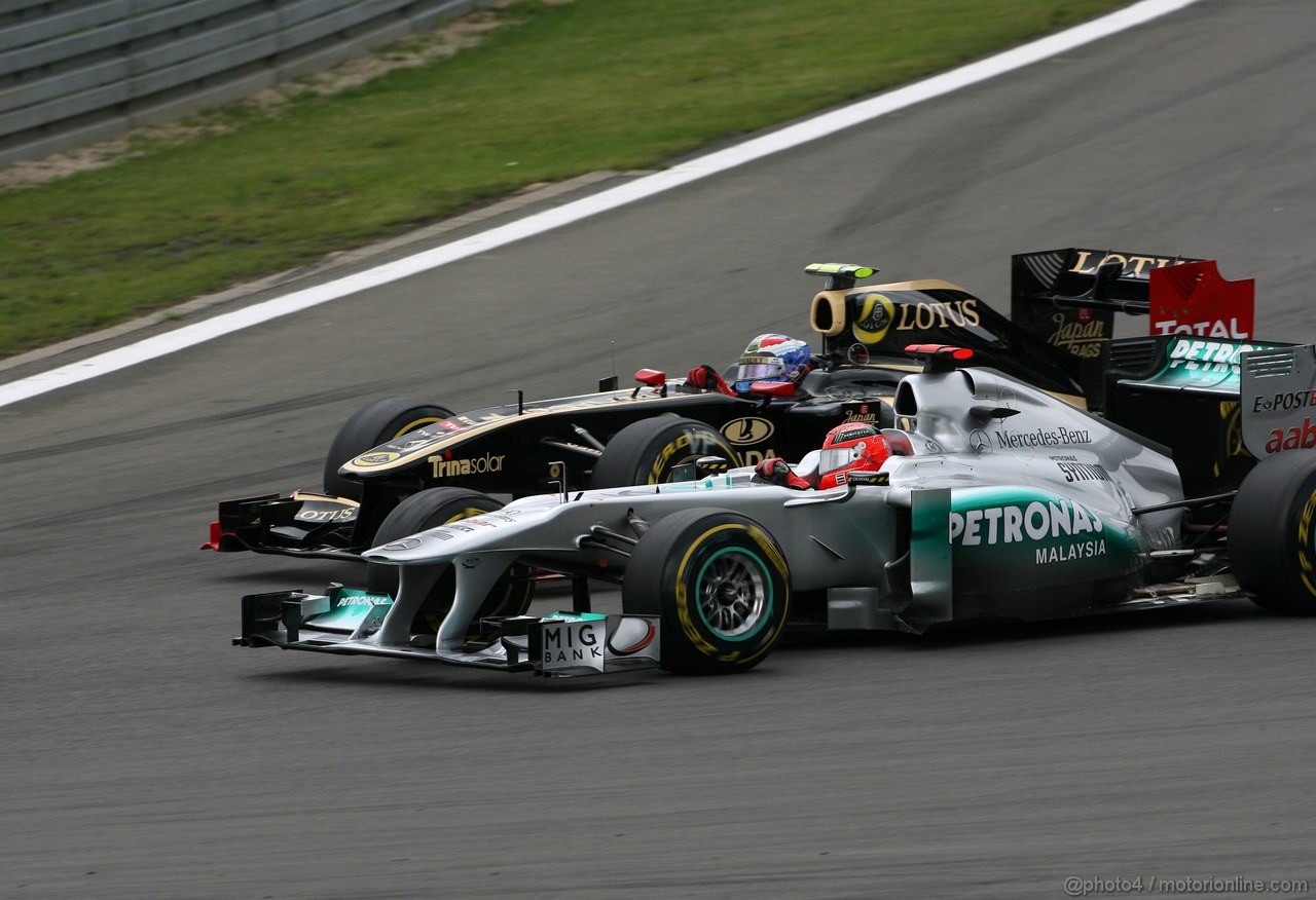 GP GERMANIA, 24.07.2011- Gara, Michael Schumacher (GER), Mercedes GP Petronas F1 Team, MGP W02 e Vitaly Petrov (RUS), Lotus Renault GP, R31 