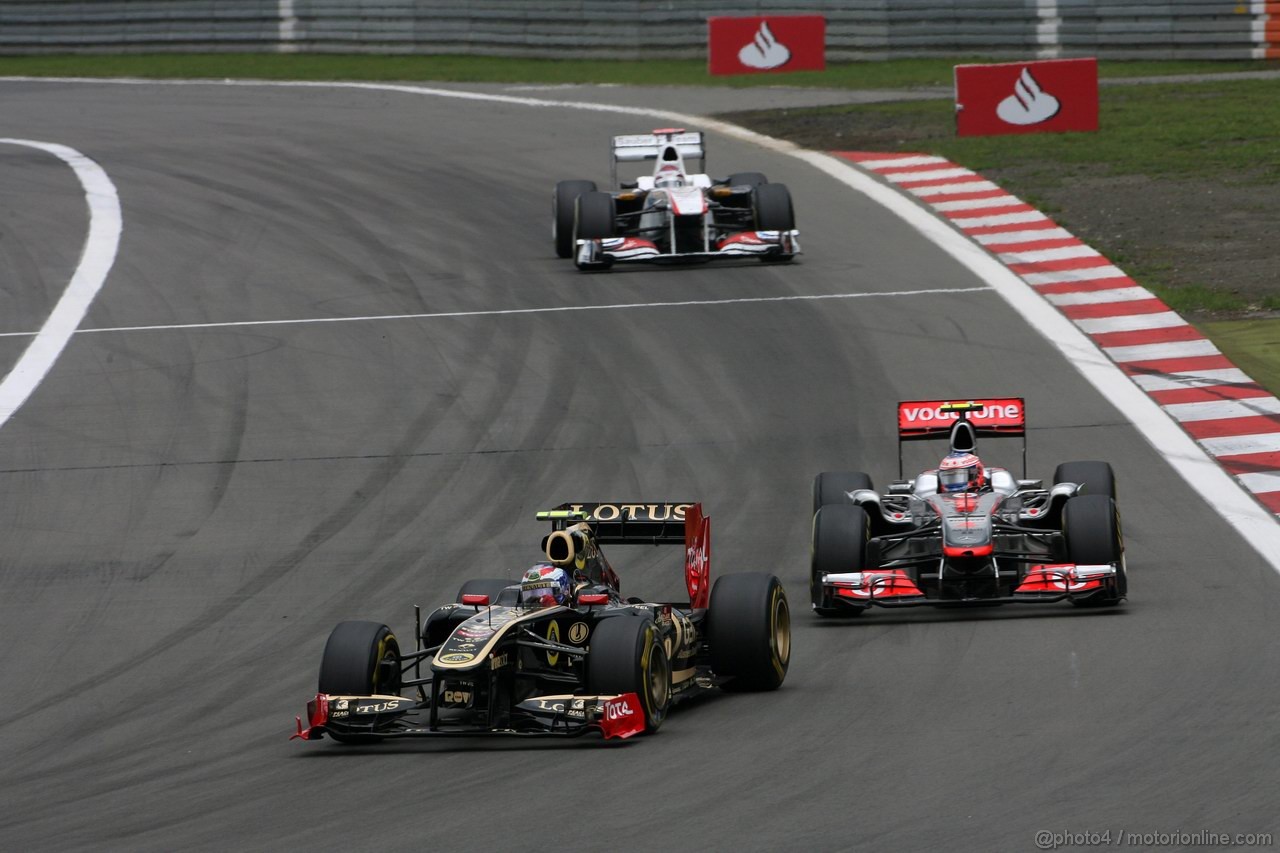 GP GERMANIA, 24.07.2011- Gara, Vitaly Petrov (RUS), Lotus Renault GP, R31 davanti a Jenson Button (GBR), McLaren  Mercedes, MP4-26 