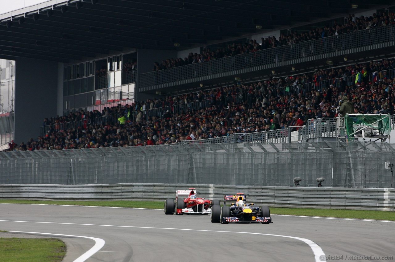 GP GERMANIA, 24.07.2011- Gara, Sebastian Vettel (GER), Red Bull Racing, RB7 davanti a Fernando Alonso (ESP), Ferrari, F-150 Italia 