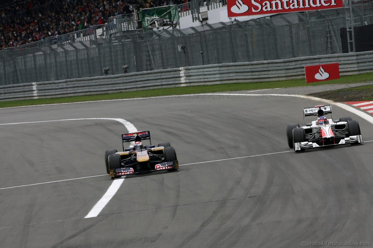 GP GERMANIA, 24.07.2011- Gara, Sébastien Buemi (SUI), Scuderia Toro Rosso, STR6 e Daniel Ricciardo (AUS), HRT Formula One Team 