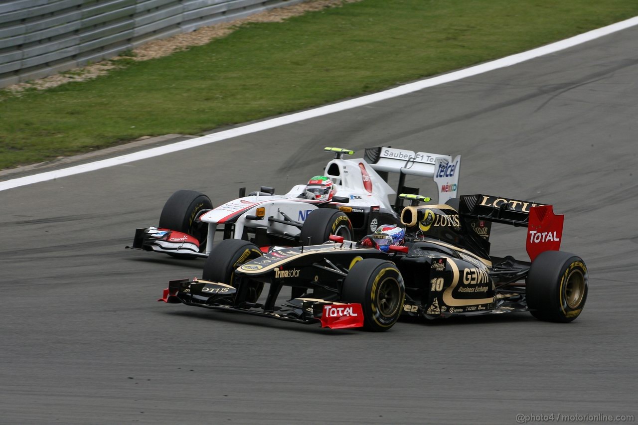 GP GERMANIA, 24.07.2011- Gara, Sergio Pérez (MEX), Sauber F1 Team C30 e Vitaly Petrov (RUS), Lotus Renault GP, R31 