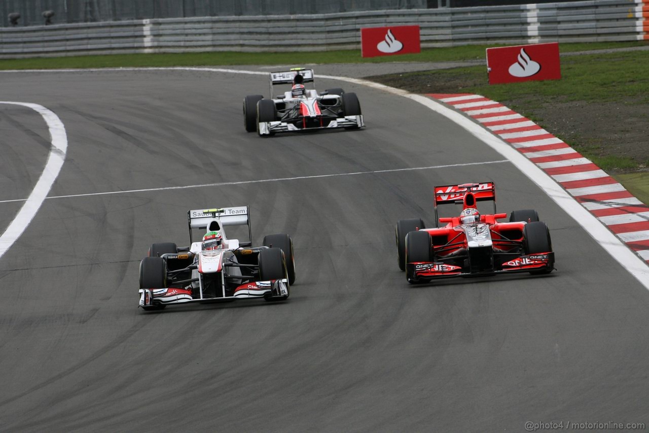 GP GERMANIA, 24.07.2011- Gara, Sergio Pérez (MEX), Sauber F1 Team C30 e Timo Glock (GER), Marussia Virgin Racing VR-02 