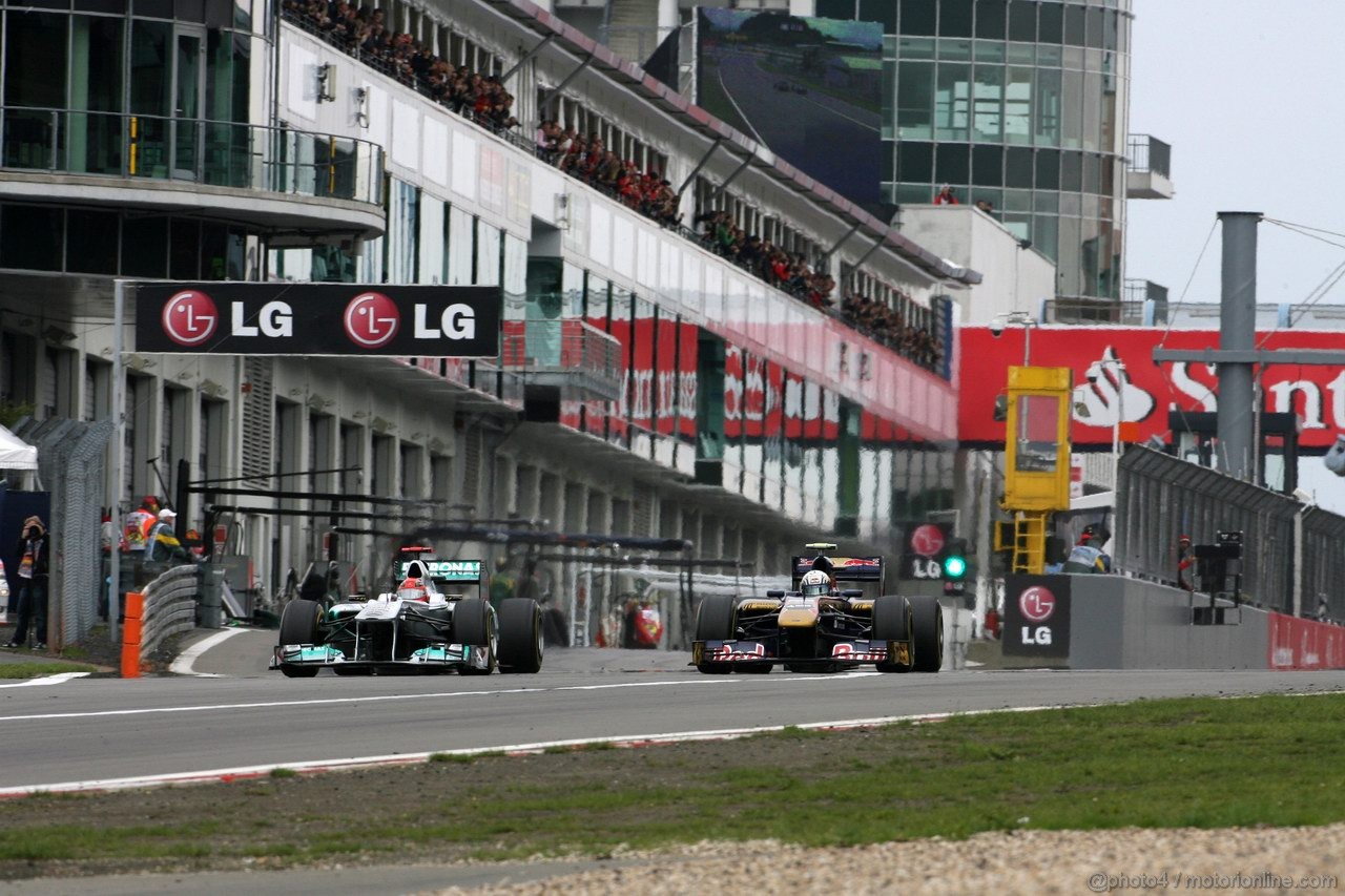 GP GERMANIA, 24.07.2011- Gara, Michael Schumacher (GER), Mercedes GP Petronas F1 Team, MGP W02 e Jaime Alguersuari (SPA), Scuderia Toro Rosso, STR6 