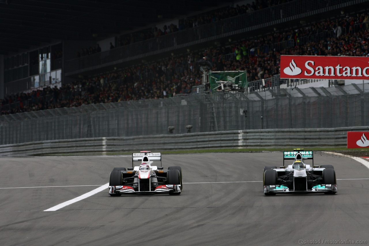 GP GERMANIA, 24.07.2011- Gara, Kamui Kobayashi (JAP), Sauber F1 Team C30 e Nico Rosberg (GER), Mercedes GP Petronas F1 Team, MGP W02 