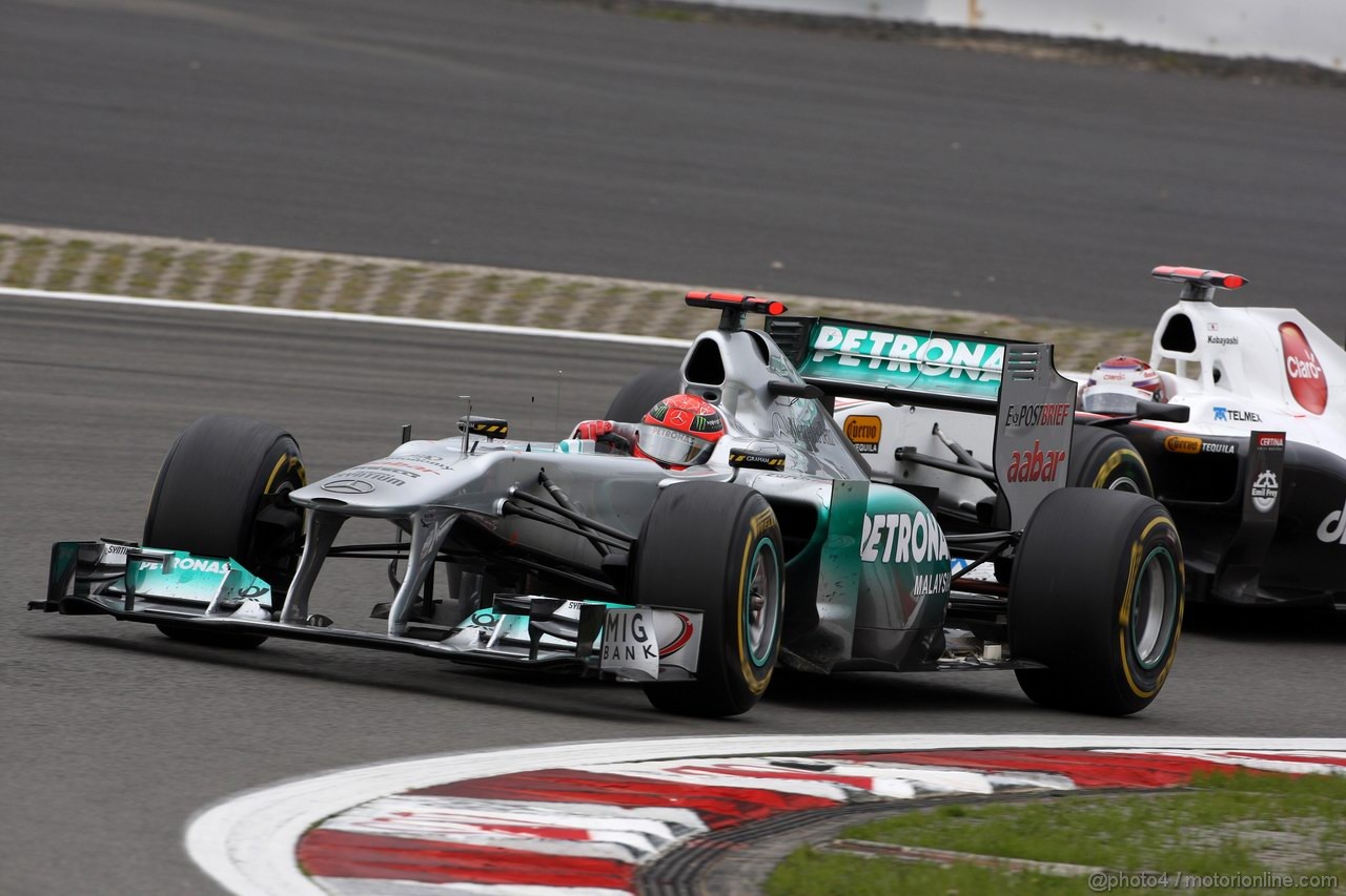 GP GERMANIA, 24.07.2011- Gara, Michael Schumacher (GER), Mercedes GP Petronas F1 Team, MGP W02 davanti a Kamui Kobayashi (JAP), Sauber F1 Team C30 